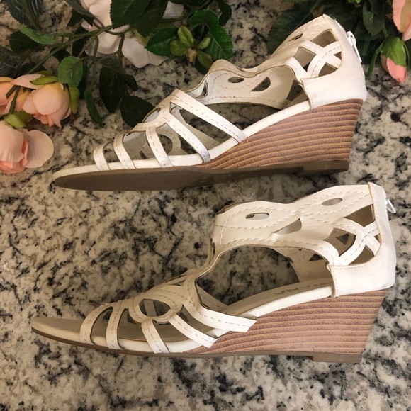 Diviana Zip Back Low Healed Wedges Womens Size 10 White with 2” Heels New In Box - Picture 6 of 12
